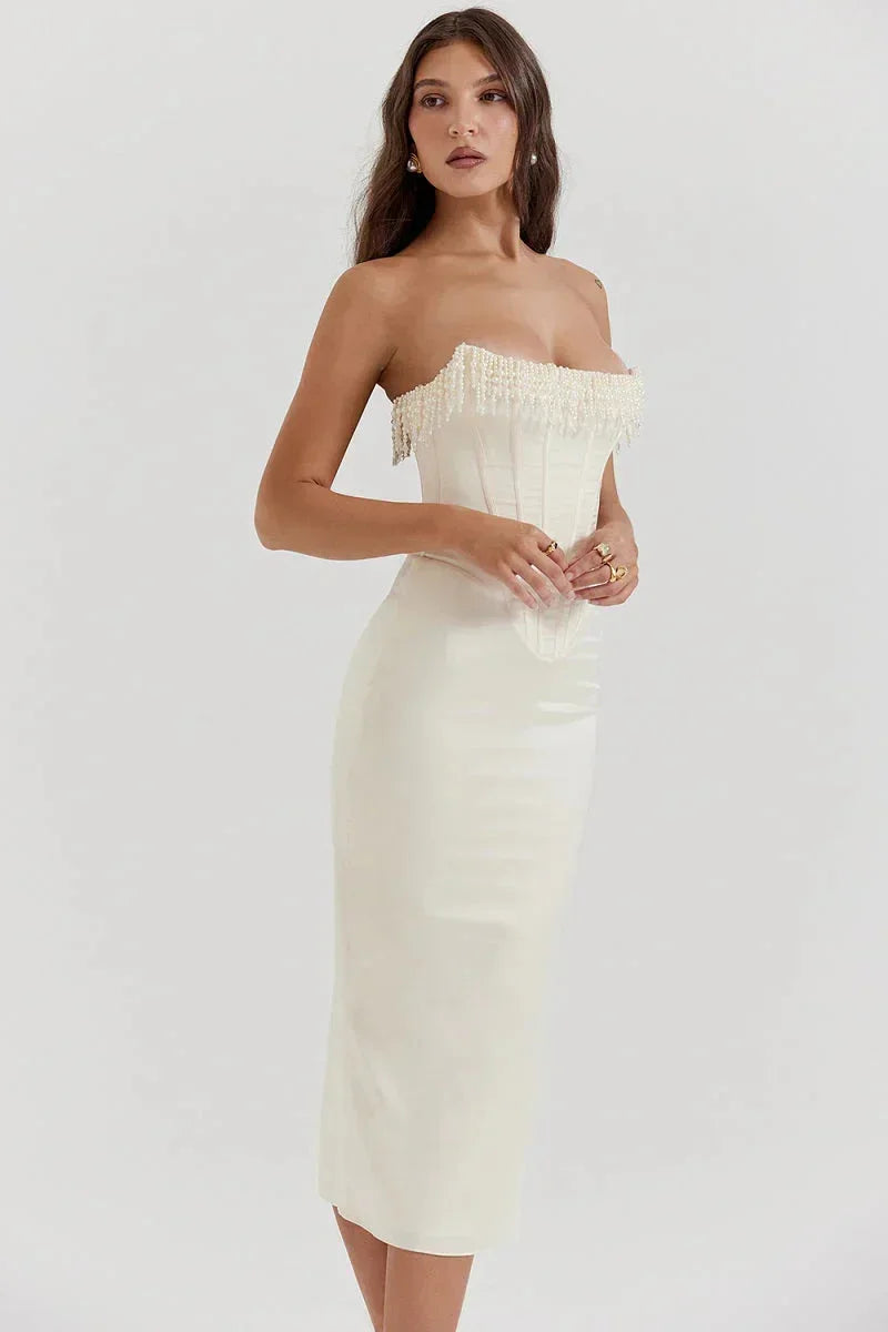 Robe midi ivoire avec bustier perlée et corset, en tissu satiné, idéale pour les soirées et cocktails élégants.