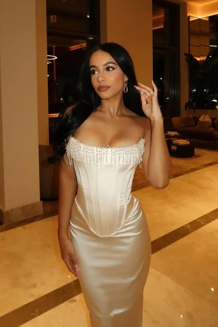 Robe midi ivoire en satin, bustier perlée, corset structurant, idéale pour soirées et cocktails.