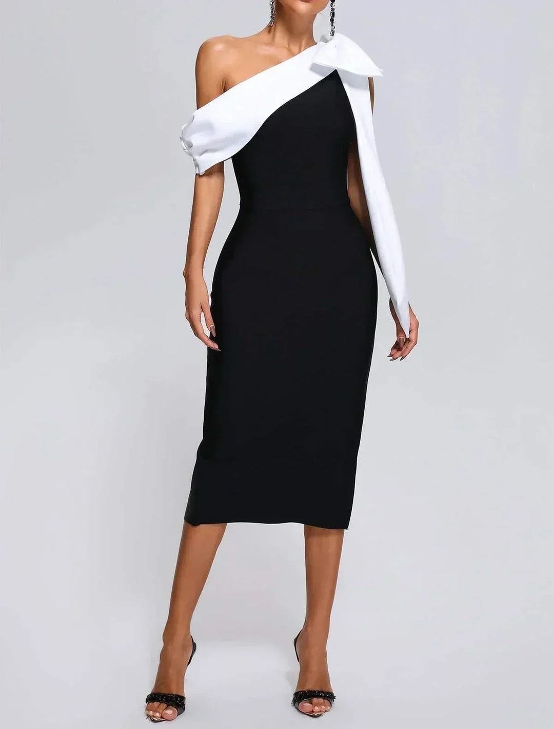 Robe midi asymétrique noire et blanche, une épaule, nœud décoratif, tissu léger, idéale pour les occasions spéciales.