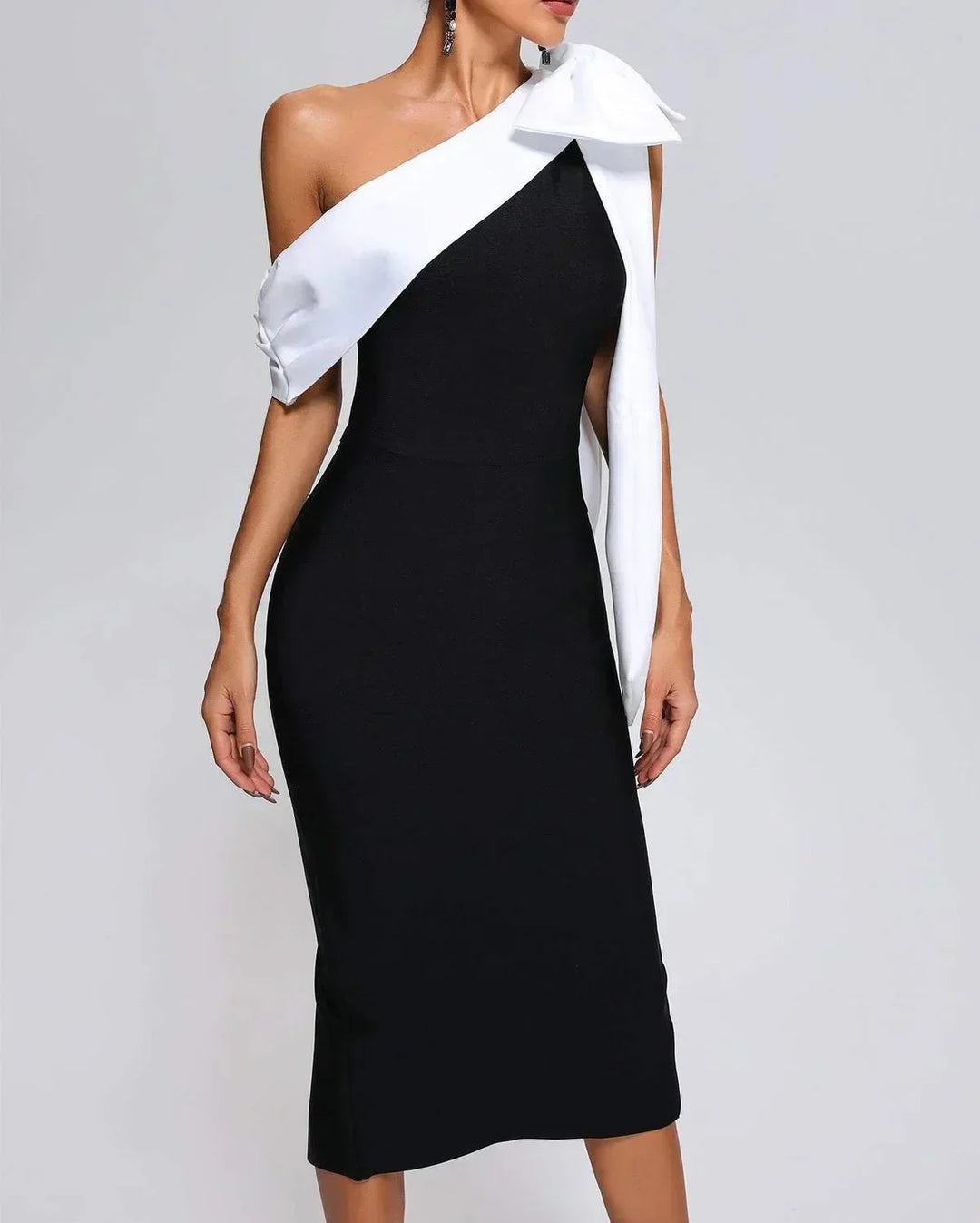 Robe midi noire et blanche asymétrique à une épaule, en polyester, avec un nœud décoratif et coupe moderne.