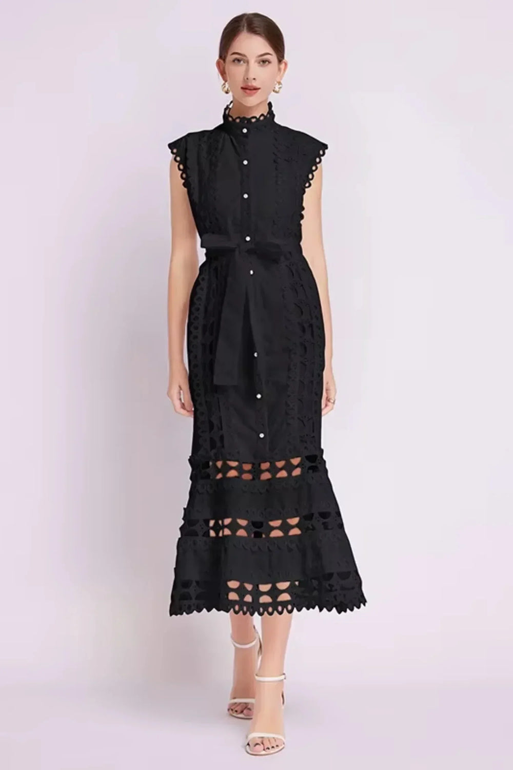 Robe midi noire sans manches en tissu léger, dotée de dentelle délicate et d'une ceinture ajustable pour un look élégant.
