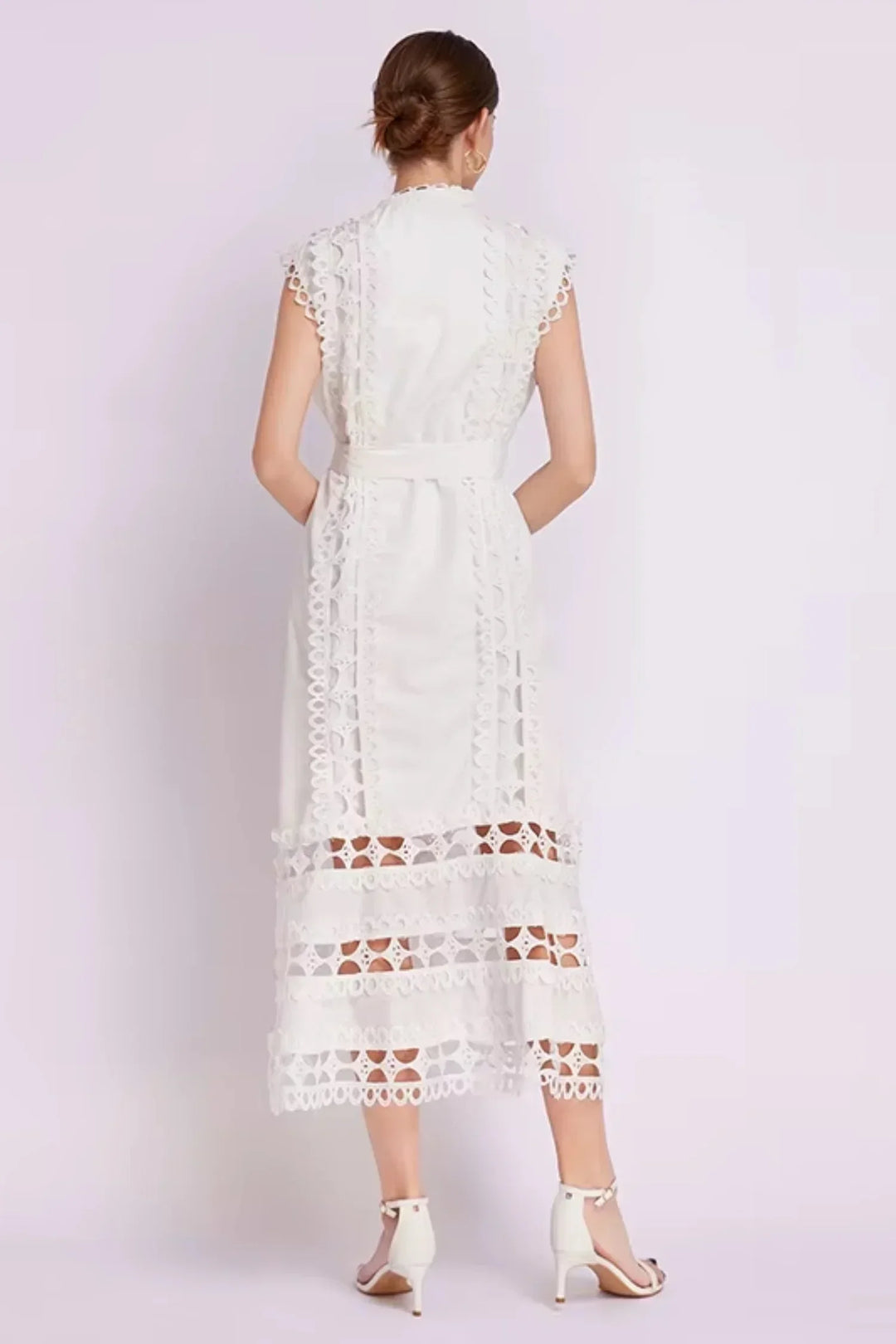 Robe midi noire sans manches avec dentelle délicate, ceinture assortie et coutures soignées pour un ajustement confortable.