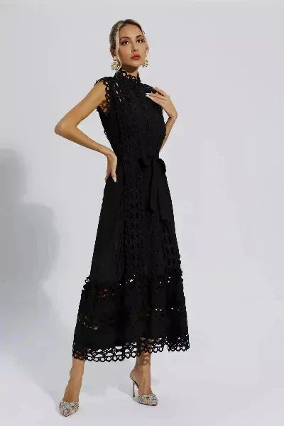Robe midi noire sans manches en dentelle, dotée d'une ceinture ajustable pour une silhouette élégante et fluide.