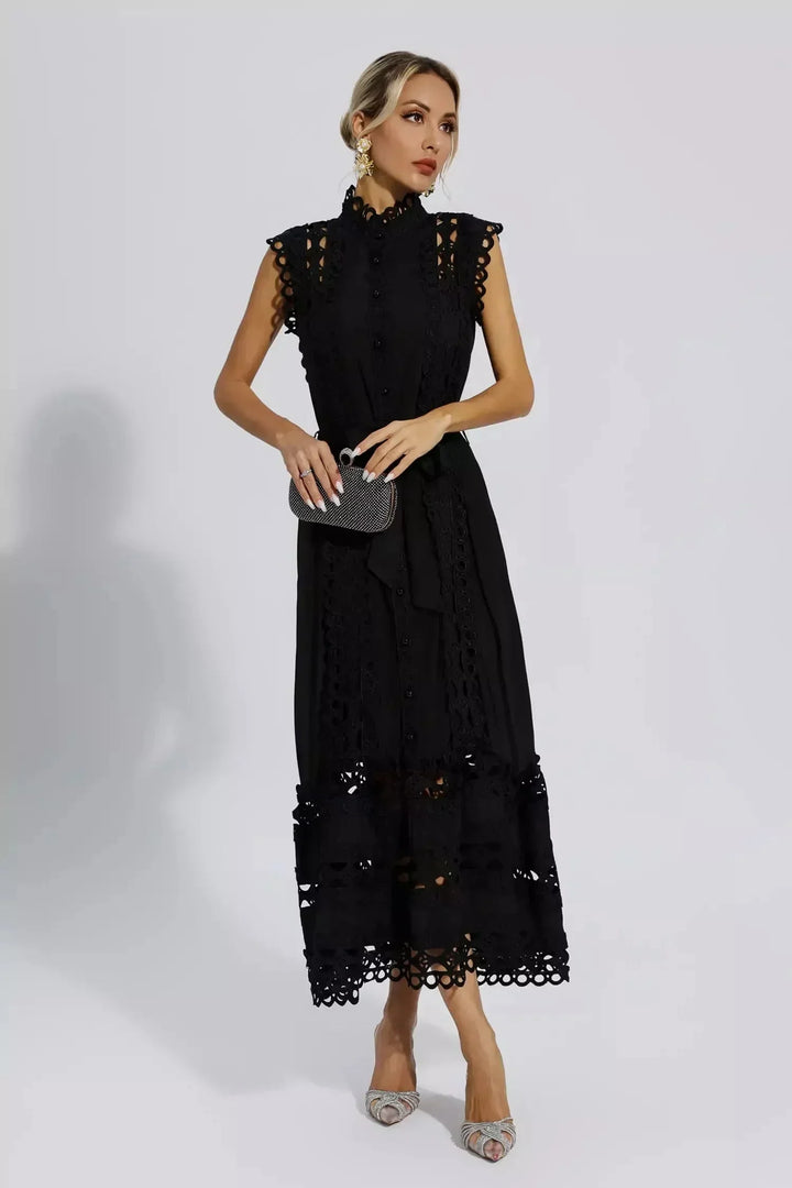 Robe midi noire sans manches en satin, dotée de dentelle délicate et d'une ceinture ajustable à la taille.