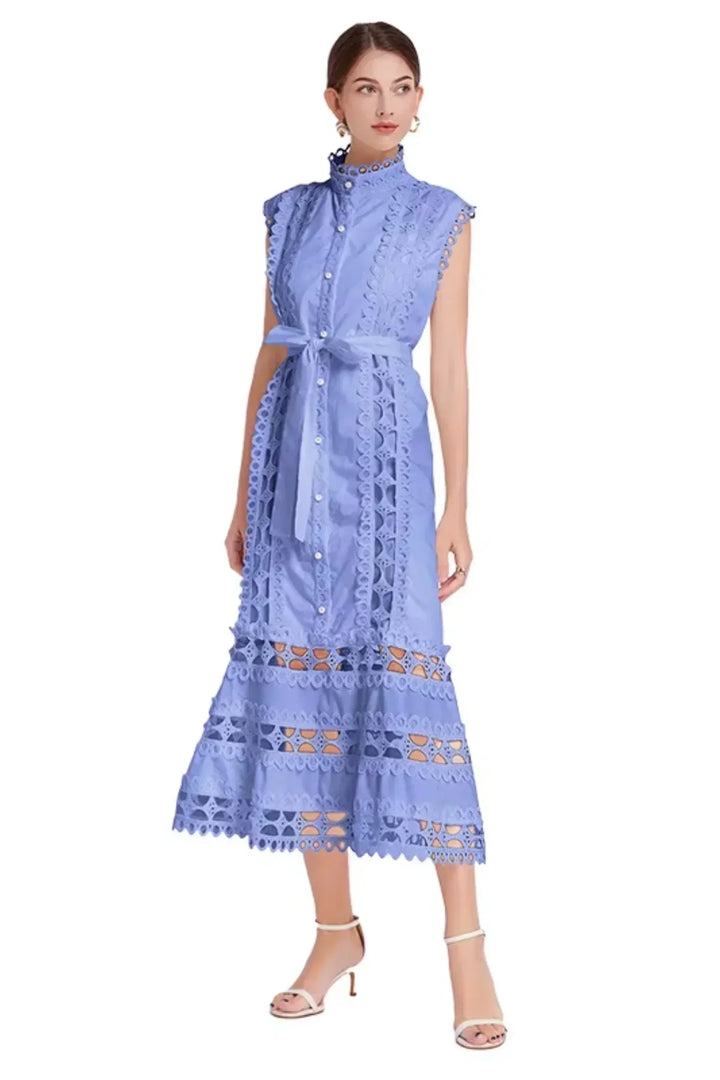 Robe midi noire sans manches en dentelle délicate avec ceinture ajustable pour une silhouette élégante et féminine.