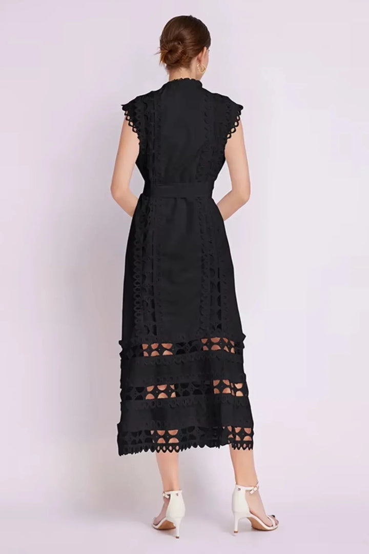 Robe midi noire sans manches, en tissu léger avec dentelle délicate et ceinture ajustable à la taille.
