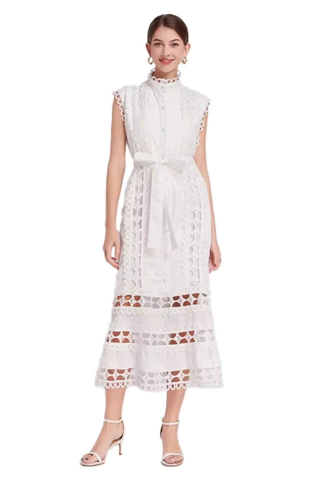 Robe midi noire sans manches en dentelle, design élégant avec ceinture pour cintrer la taille, parfait pour une tenue chic.