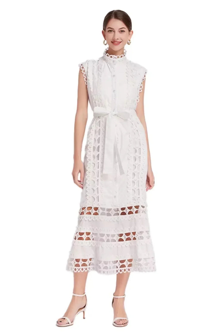 Robe midi noire sans manches en dentelle, design élégant avec ceinture pour cintrer la taille, parfait pour une tenue chic.