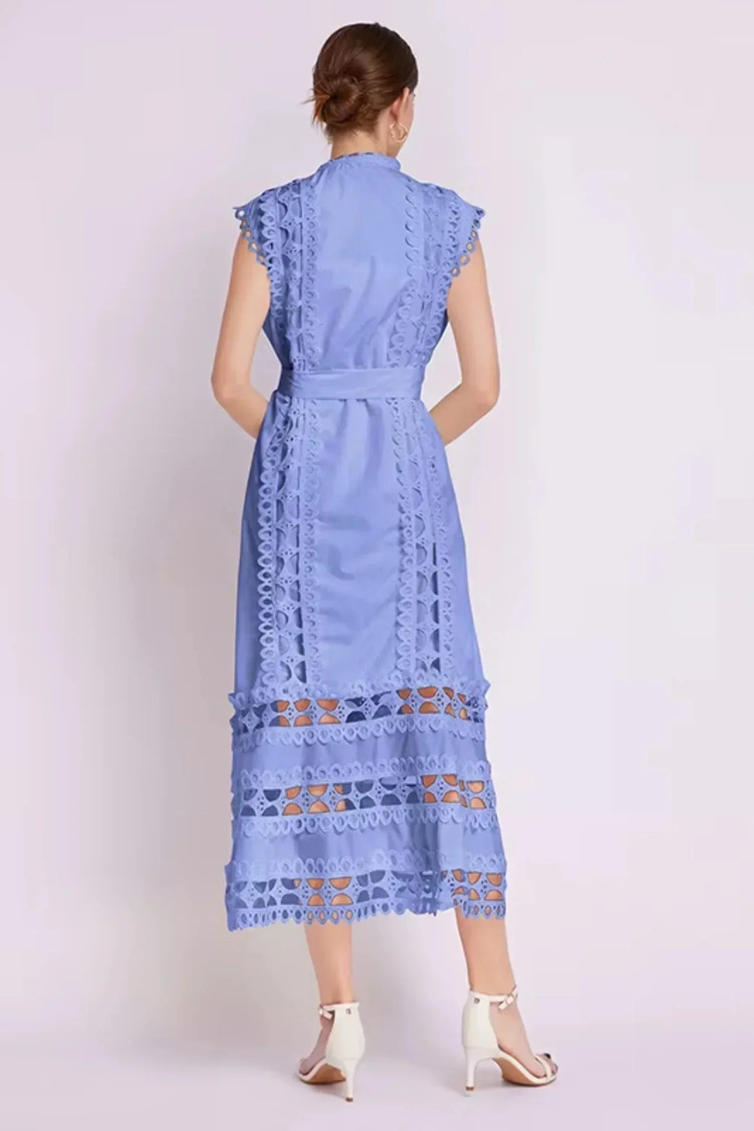 Robe midi noire sans manches, en tissu léger, avec dentelle délicate et ceinture ajustable pour un style élégant.