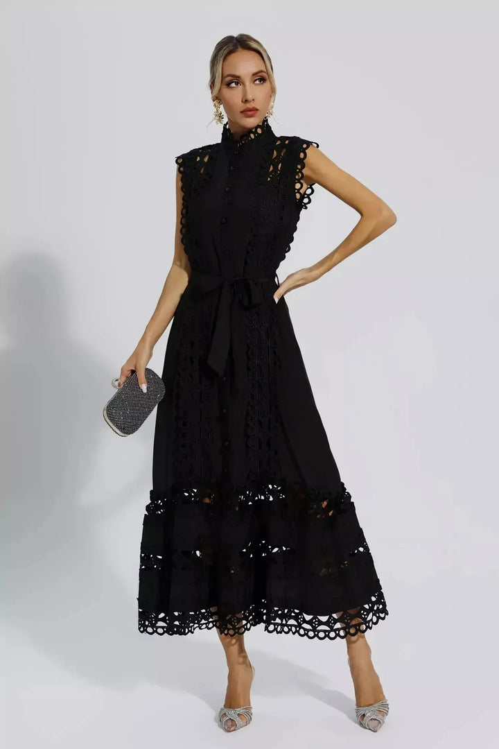 Robe midi noire sans manches en tissu léger, ornée de dentelle délicate et dotée d'une ceinture ajustable.