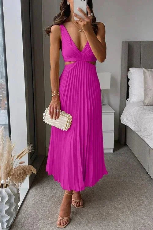 Robe midi plissée sans manches, col en V, découpes ajustées, en tissu léger idéal pour une soirée élégante.