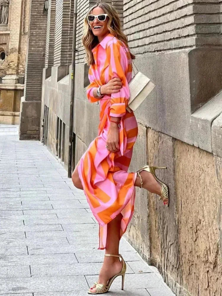 Robe midi portefeuille femme en coton, manches longues, motifs géométriques colorés, idéale pour diverses occasions.