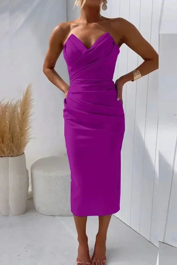 Robe midi lilas sans bretelles, décolleté cœur, en tissu léger, parfaite pour les soirées d'été.