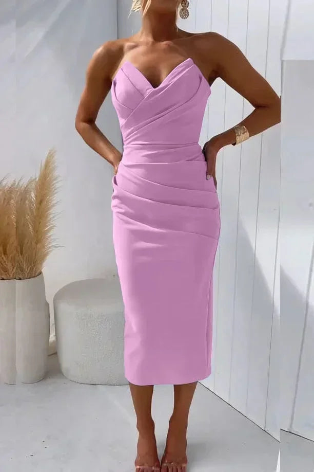 Robe midi sans bretelles rose, décolleté en cœur, en tissu léger et fluide. Parfaite pour les soirées élégantes.