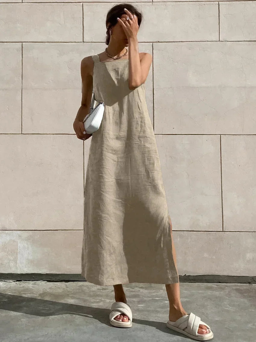 Robe midi sans manches en tissu léger, avec fente latérale et coupe ample, parfaite pour les journées estivales.