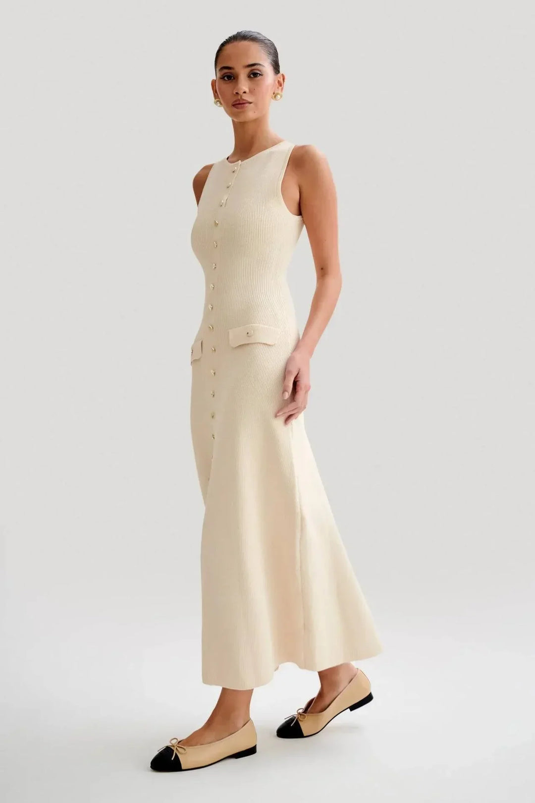 Robe midi sans manches en tissu côtelé, avec des boutons sur le devant, idéale pour l'été. Design simple et élégant.