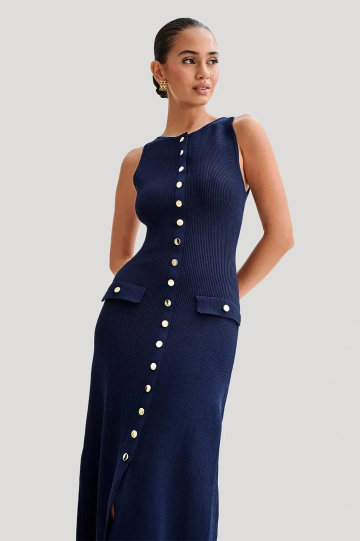 Robe midi sans manches en tissu côtelé, avec des boutons sur le devant, idéale pour un style estival décontracté.