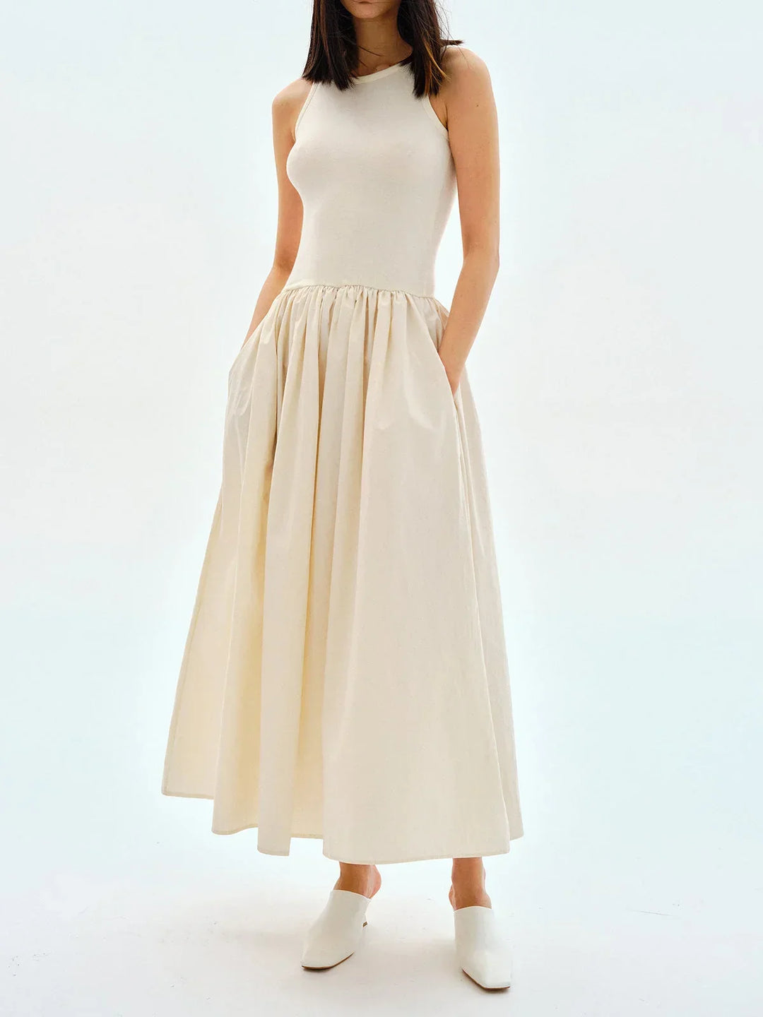 Robe midi sans manches en jersey, avec taille froncée et coupe décontractée, idéale pour un usage quotidien.