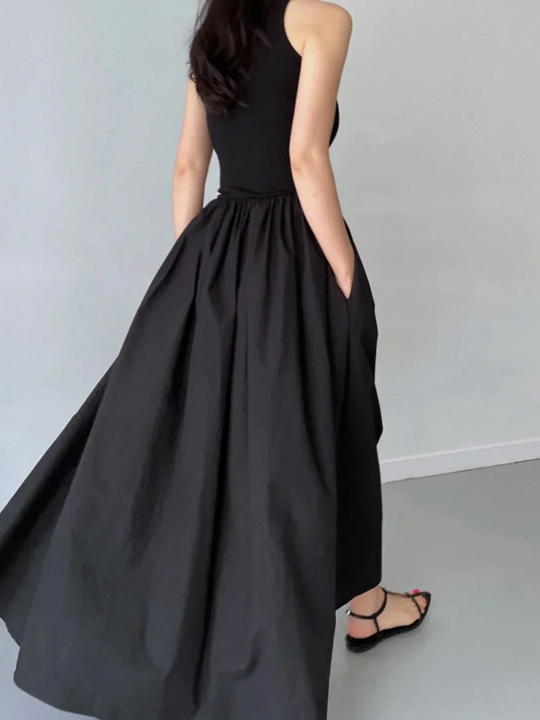 Robe midi sans manches en jersey, taille froncée, idéale pour un style décontracté et polyvalent.