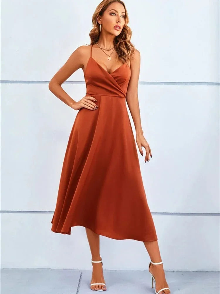 Robe midi en satin, sans manches, bretelles réglables et col en V, idéale pour une tenue élégante et confortable.