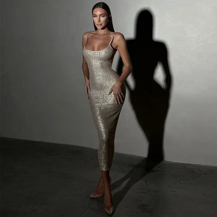 Robe midi scintillante ajustée avec bretelles fines, en tissu doux, idéale pour les soirées élégantes.