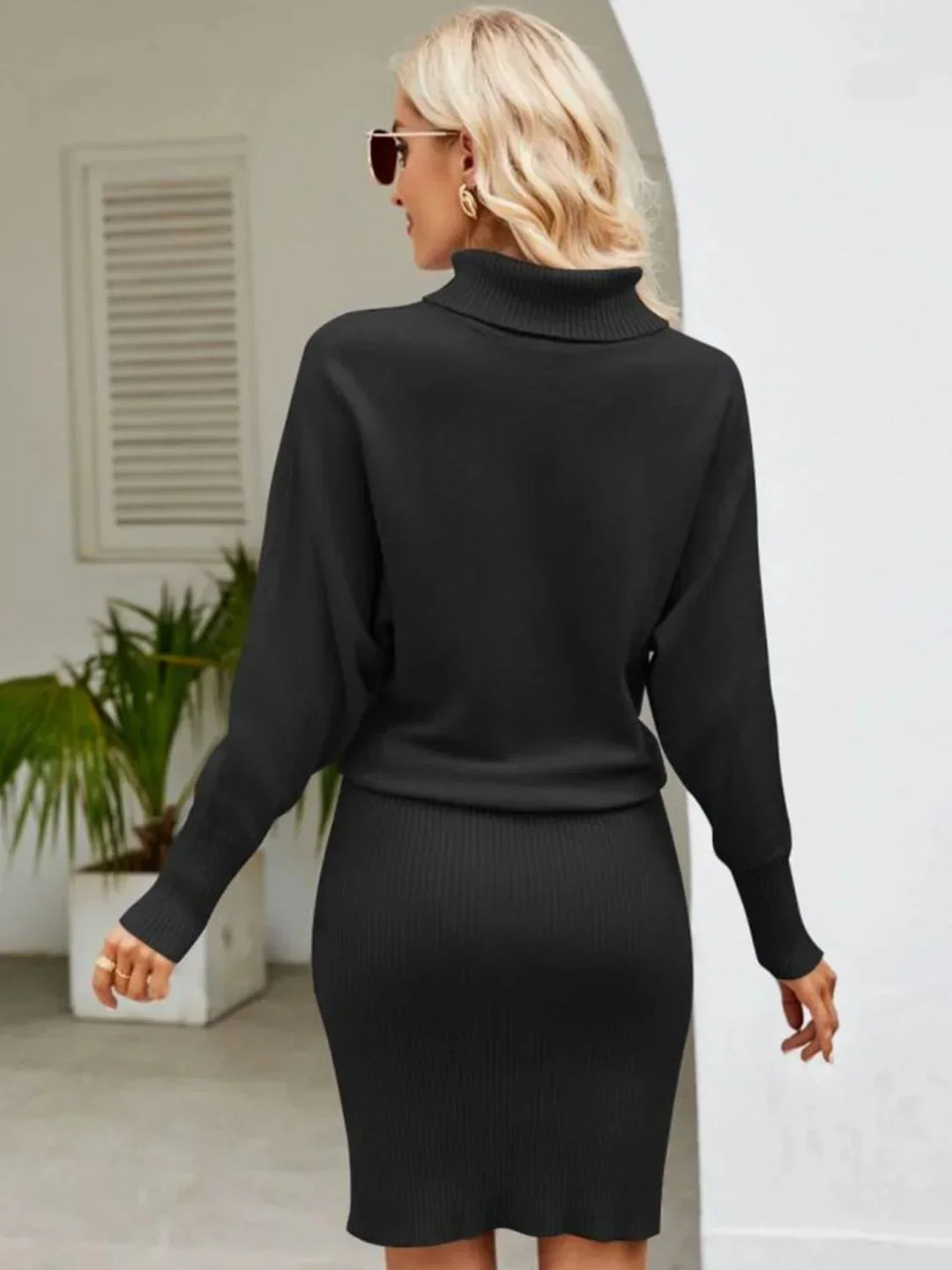 Robe midi tricotée côtelée, col roulé, manches longues, en matériau doux, idéale pour les saisons automne-hiver.