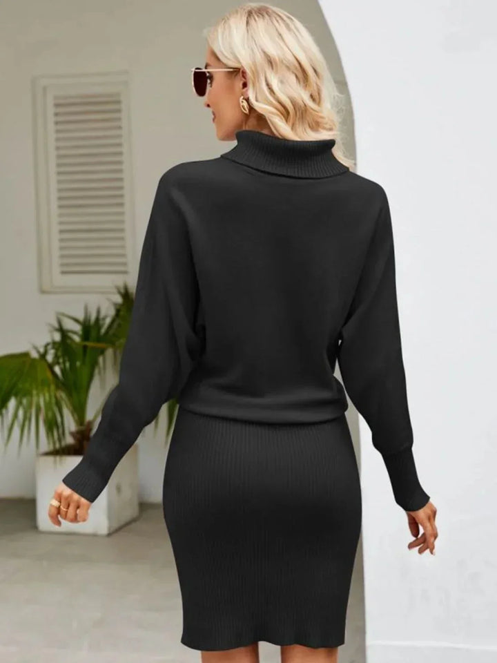 Robe midi tricotée côtelée, col roulé, manches longues, en matériau doux, idéale pour les saisons automne-hiver.