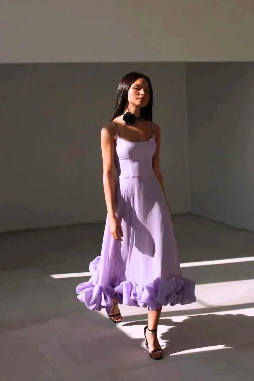 Robe midi unie sans manches avec volant en bas, en tissu léger, parfaite pour les soirées d'été.