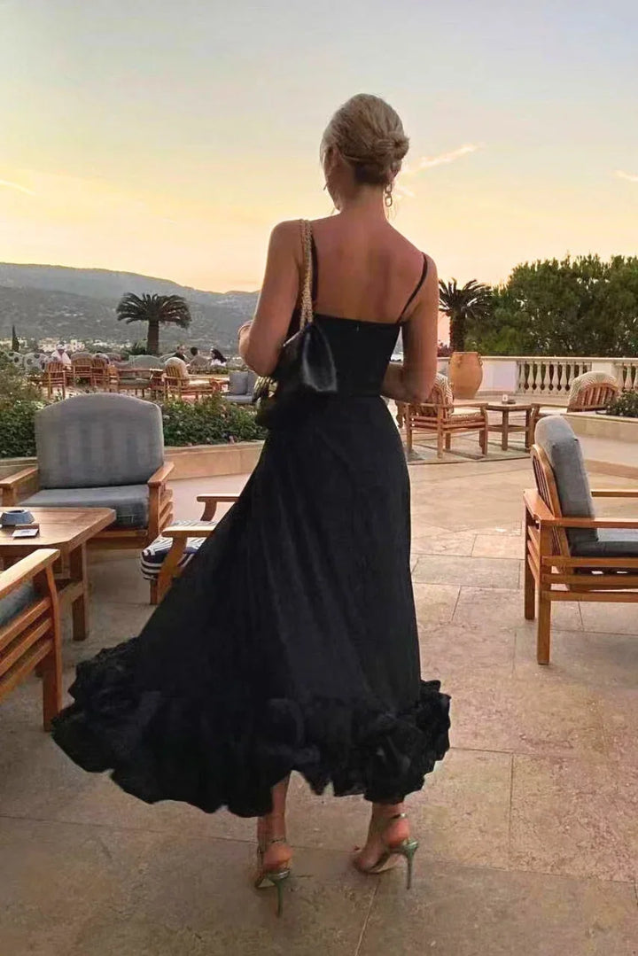 Robe midi unie sans manches avec volant en bas, idéale pour les soirées d'été, en tissu léger et fluide.