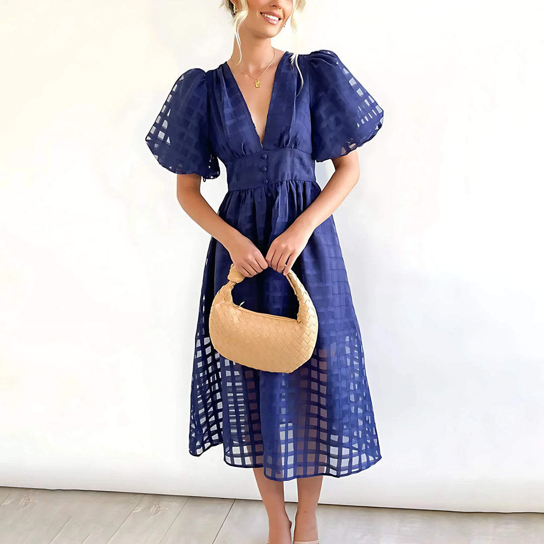 Robe midi V-neck en tissu texturé, manches courtes avec détails ajourés pour une touche d'élégance subtile.