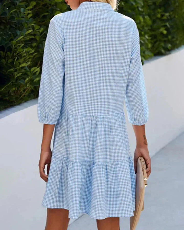 Robe midi vichy à boutons, col classique, manches 3/4 évasées, en tissu léger parfait pour le printemps et l'été.