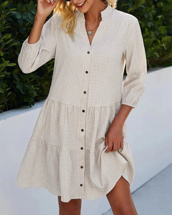 Robe midi vichy à boutons, col classique, manches 3/4 évasées, en coton léger, idéale pour le printemps et l'été.