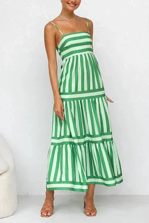 Robe midi à volants en tissu fluide, rayée, avec bretelles fines, idéale pour un look d'été décontracté.