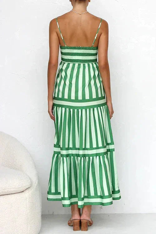 Robe midi en tissu fluide à rayures, avec volants et bretelles fines, idéale pour un look estival décontracté.