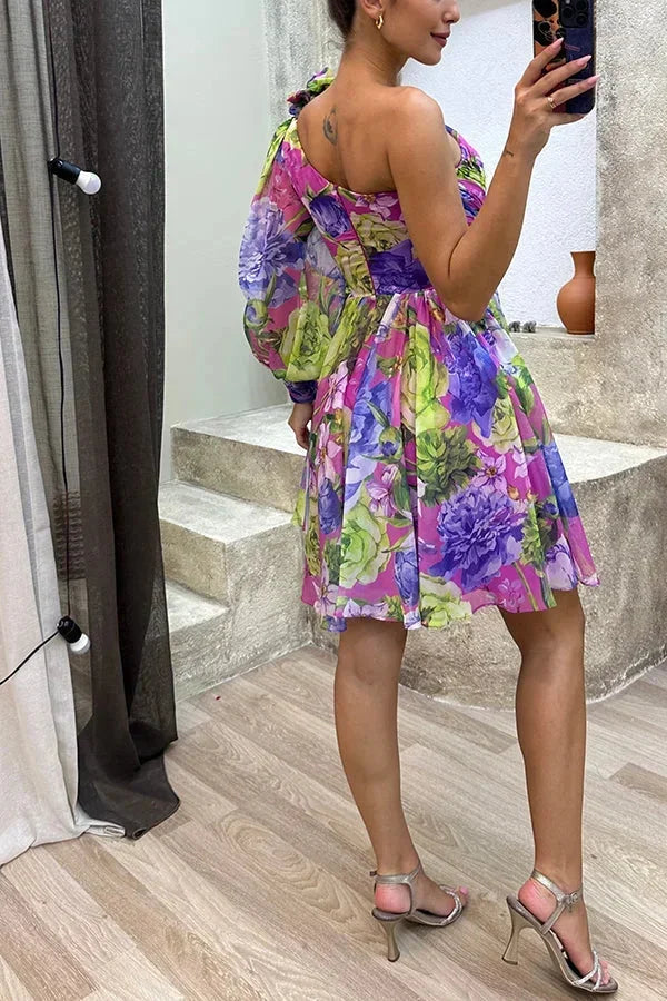 Robe courte asymétrique à une manche, en tissu léger avec motif floral, idéale pour les soirées printanières.