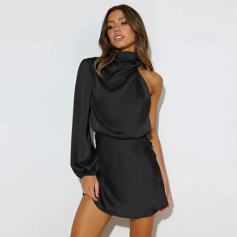 Robe courte asymétrique en satin drapé avec col haut et manches longues, idéale pour les soirées élégantes.