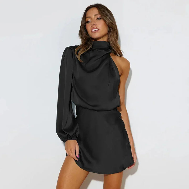 Robe courte asymétrique en satin drapé avec col haut et manches longues, idéale pour les soirées élégantes.