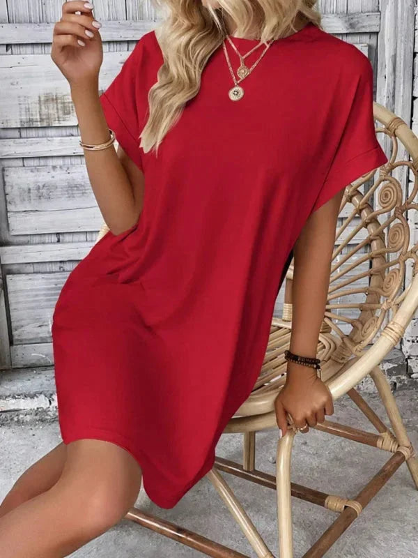 Robe courte estivale à manches courtes avec poches, en coton léger, idéale pour la plage ou les sorties décontractées.