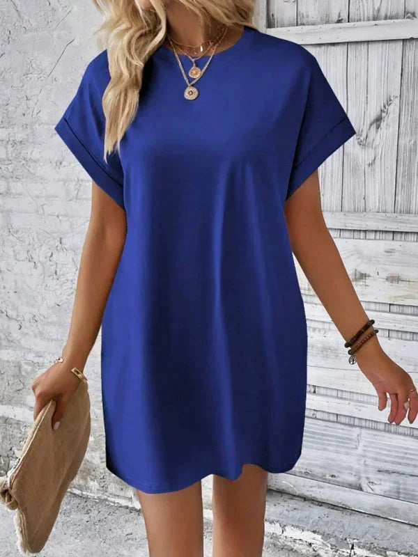 Robe courte en coton léger, poches pratiques et manches courtes, idéale pour les journées d'été à la plage.