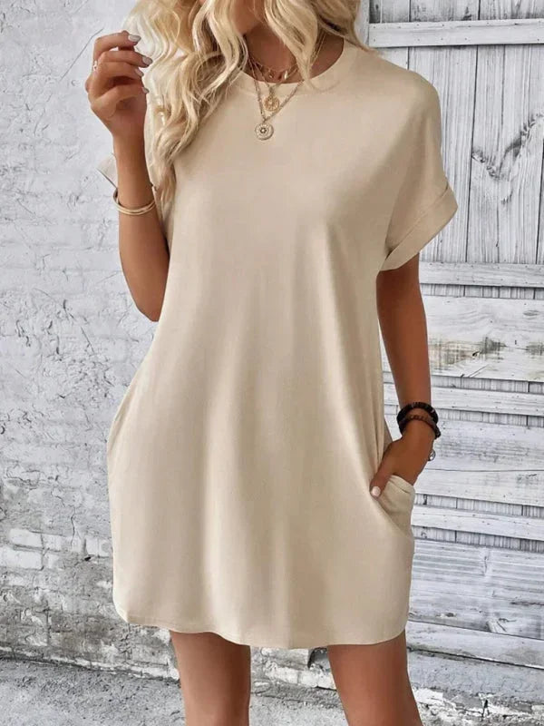 Robe courte en coton léger avec poches, manches courtes, idéale pour les sorties estivales à la plage.