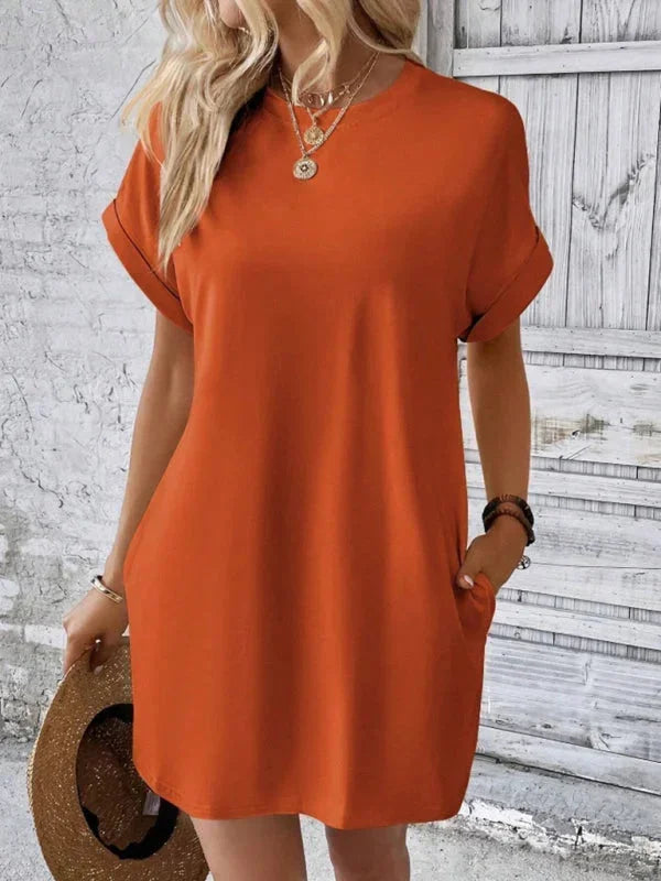 Robe courte légère en coton avec poches pratiques et manches courtes, idéale pour l'été et les journées à la plage.