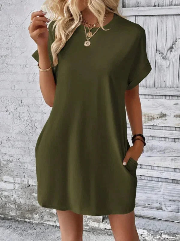Robe courte en coton léger, manches courtes, poches pratiques, idéale pour vos journées d'été à la plage.