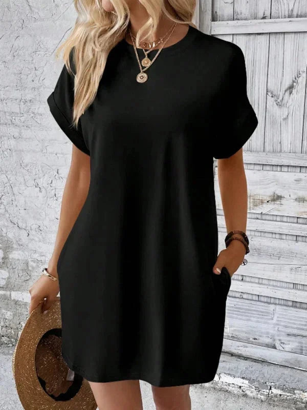 Robe courte en coton léger, avec poches pratiques et manches courtes, idéale pour les journées d'été à la plage.