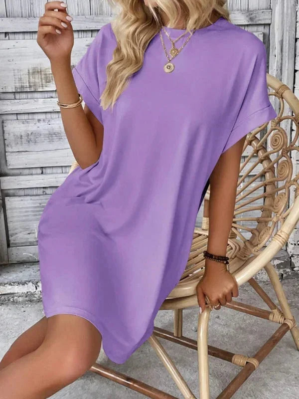 Robe courte en coton léger à manches courtes, avec poches, parfaite pour les journées d'été et les sorties à la plage.