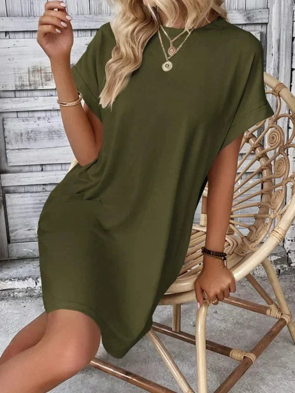 Robe courte en coton léger, avec poches pratiques et manches courtes, idéale pour les journées d'été à la plage.