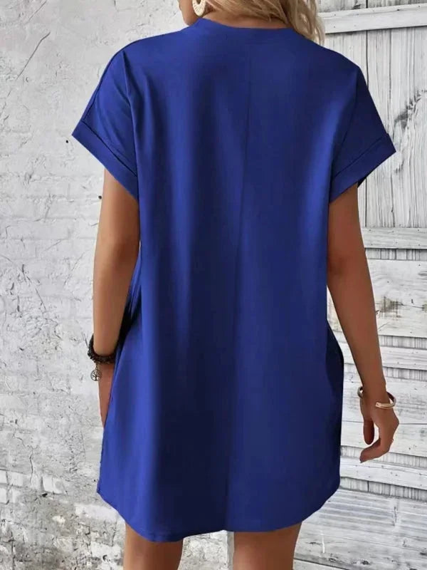 Robe courte en coton léger, manches courtes et poches, idéale pour des journées d’été décontractées à la plage.