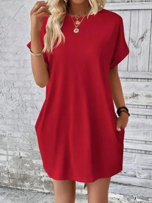 Robe courte en coton léger, manches courtes et poches pratiques, idéale pour un look décontracté d'été à la plage.