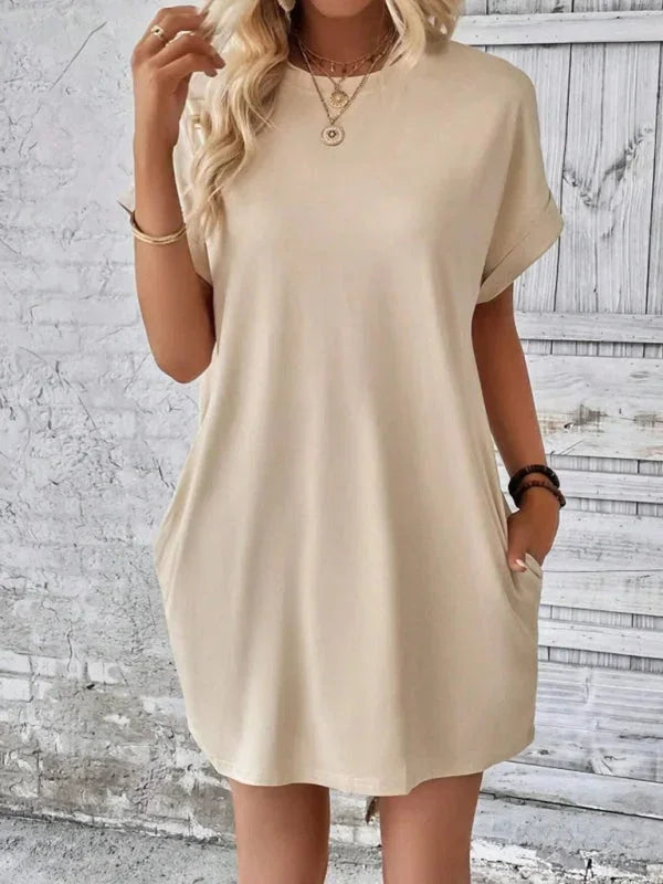 Robe courte en coton avec poches pratiques et manches courtes, idéale pour les journées d'été à la plage.