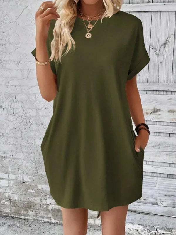 Robe courte à manches courtes en coton léger avec poches, idéale pour un usage quotidien en été ou à la plage.