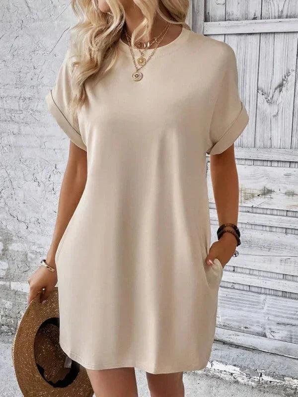 Robe courte en coton léger, manches courtes et poches pratiques, idéale pour les journées d'été à la plage.